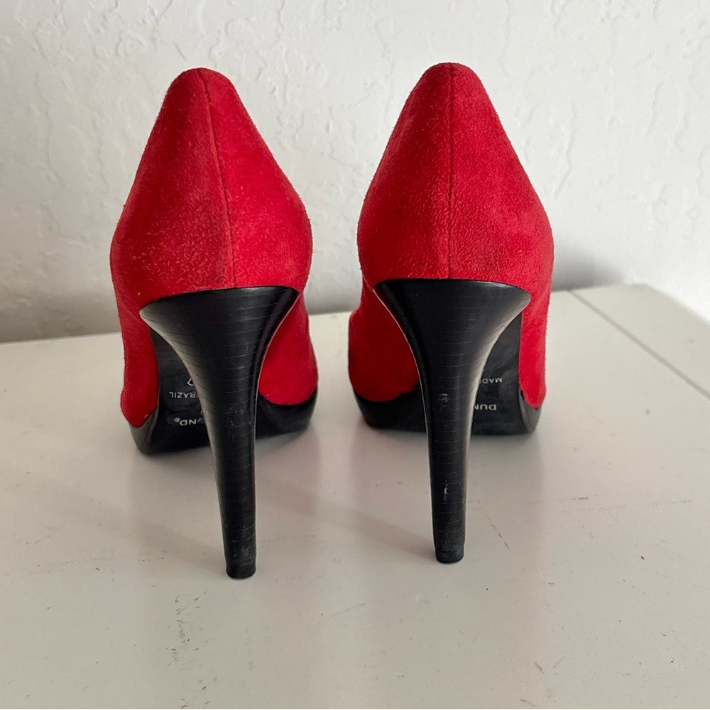 Cathy Jean Brazil Red Suede Black Heel Platform Pumps, Size 6 - Picture 5 of 11